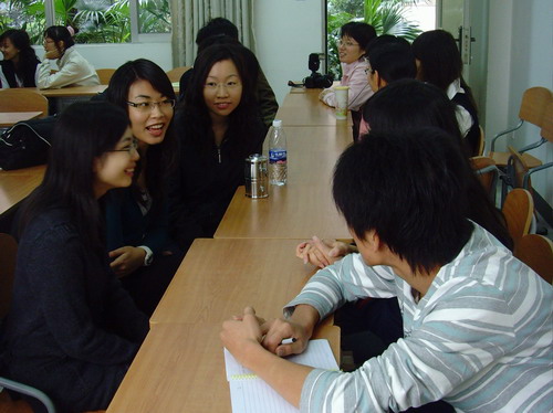 两校学子进行交流