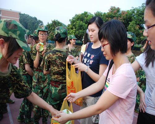 团学干部探望新生
