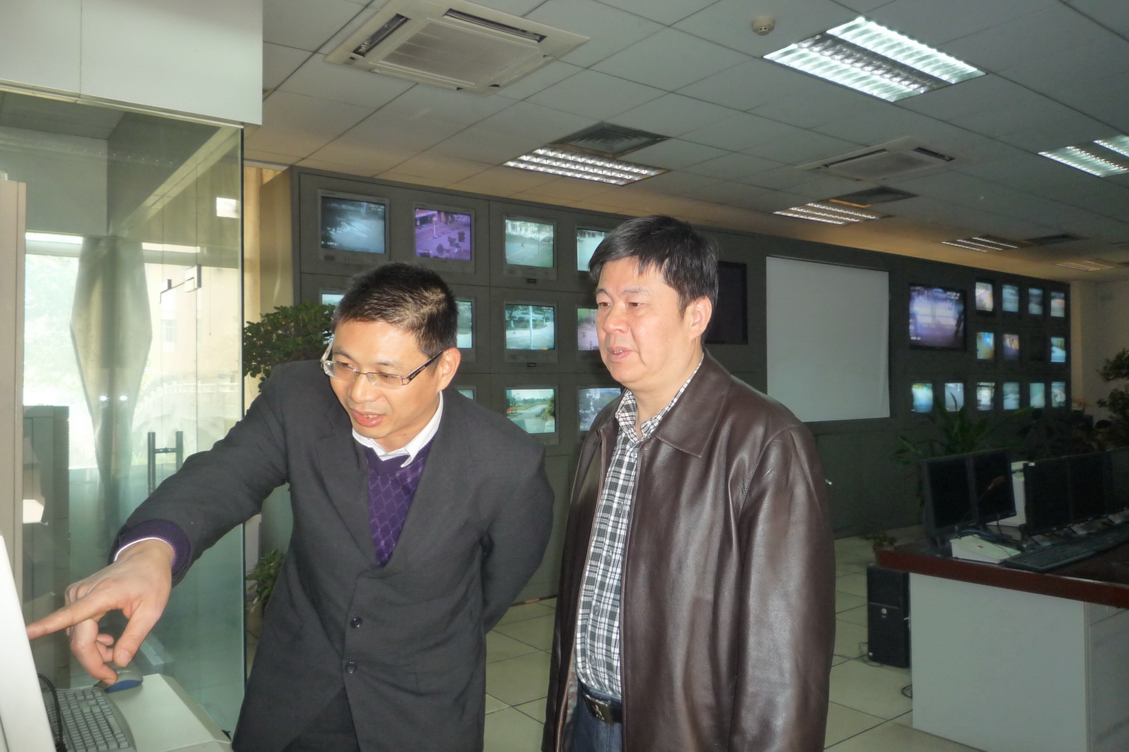 陈德萍副校长视察南校区监控室 陈德萍副校长视察南校区监控室