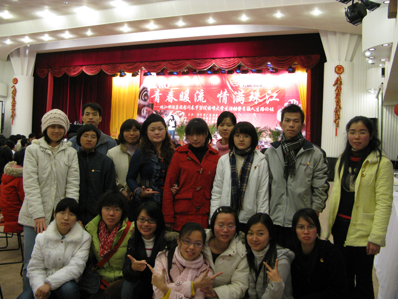 我校参加活动的同学合影