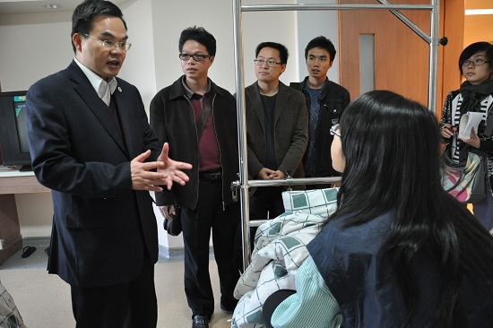 植秀聪亲切慰问受伤学子喻钰芝 植秀聪亲切慰问受伤学子喻钰芝