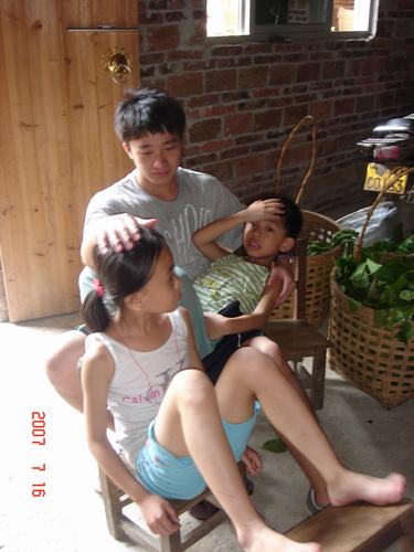 感受过父爱的队员在尝试给予这些孩子们一些父爱的感觉