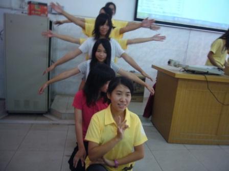 义教组与学生玩游戏