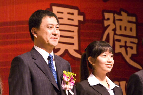 随广军书记与获奖学生合影留念