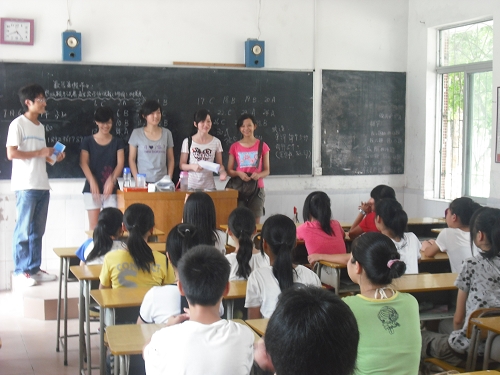 学生见面 气氛热烈