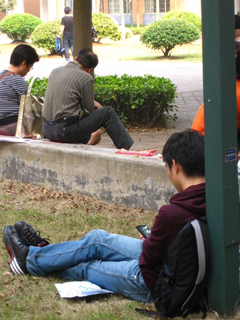 玩手机打发等待时间