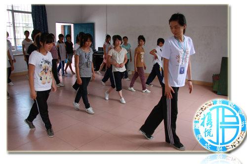 身随乐动 师生专注练舞步