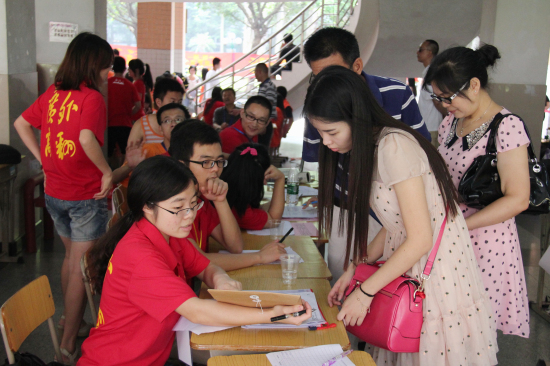 报到处,志愿者热情为新生服务 报到处,志愿者热情为新生服务