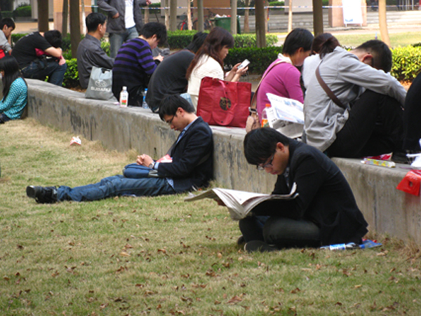 等待中的陪考军团