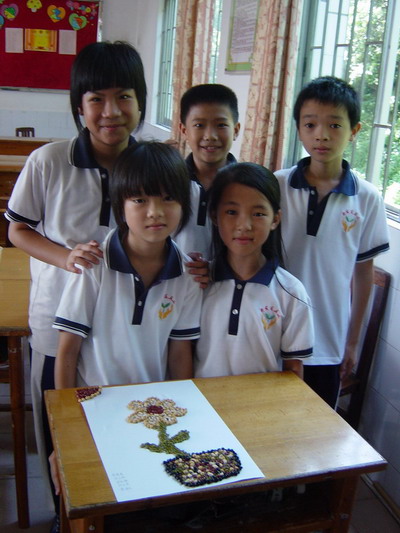 这是我们的杰作:花儿的不断盛开,是因为有人在不断辛勤灌溉。