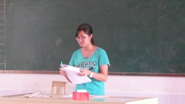 站在那三尺讲台上,我们第一次感受到了园丁的辛苦,但同时也第一次收获到奉献的愉悦。