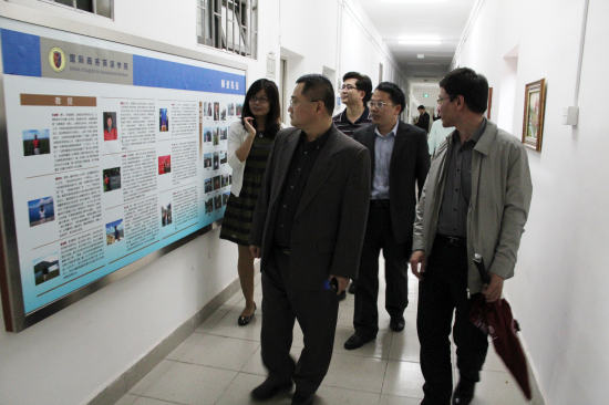 游胜等一行参观商英学院院务公开栏 游胜等一行参观商英学院院务公开栏