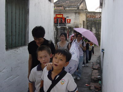 调皮的毫仔(左一)带着我们走向他的家