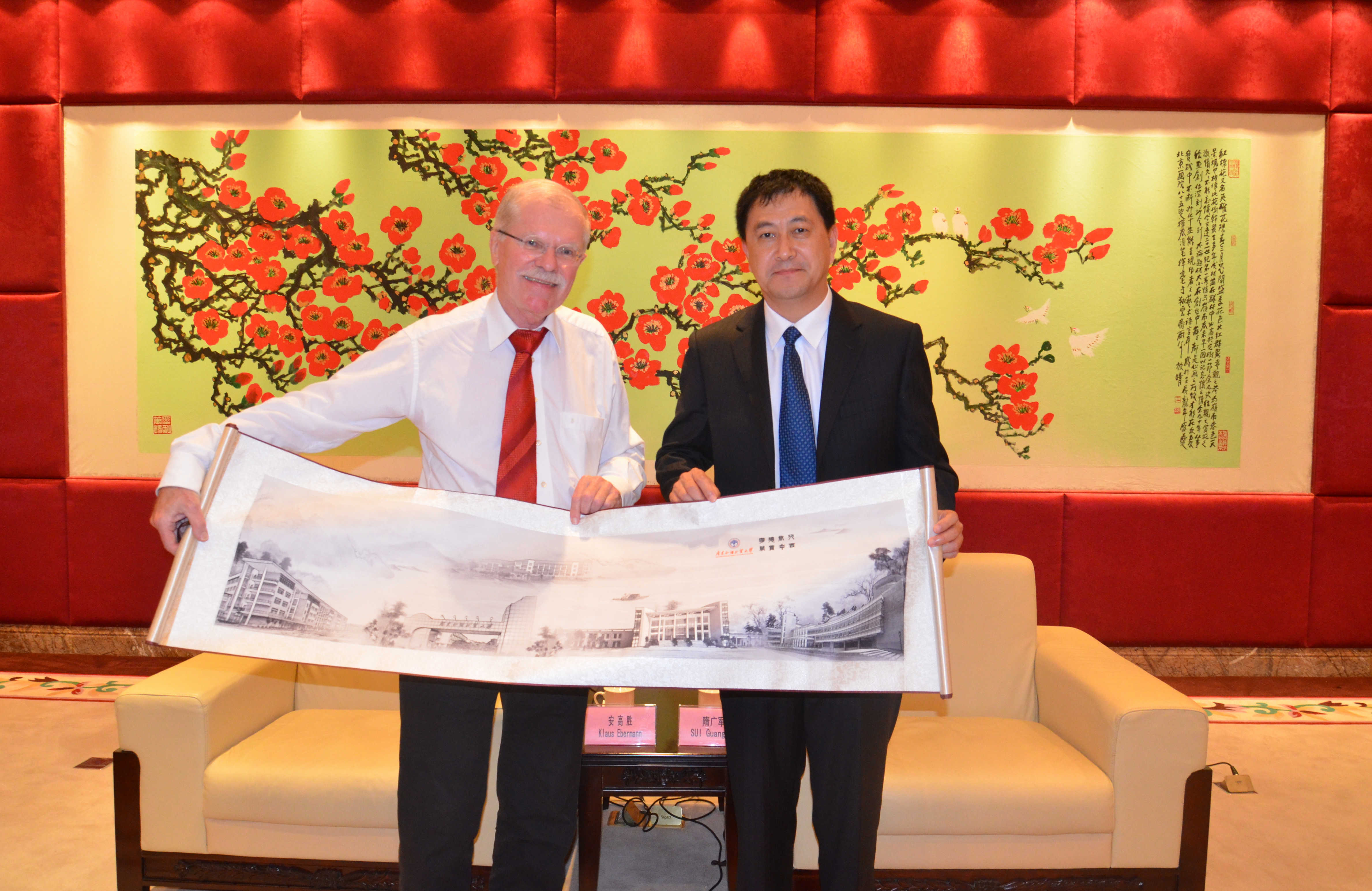 隋广军向安高胜赠送纪念品 隋广军向安高胜赠送纪念品