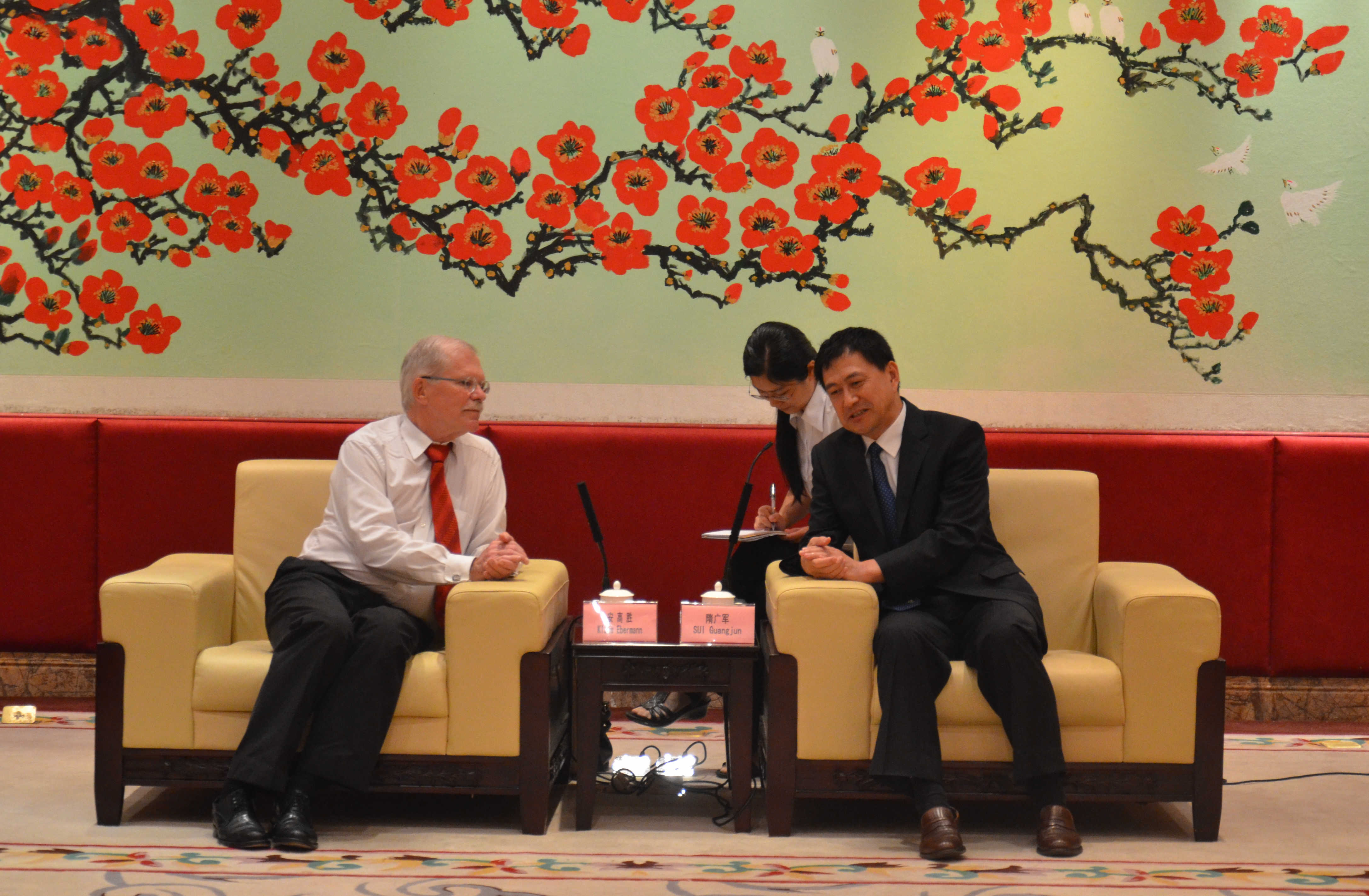 隋广军与安高胜交谈 隋广军与安高胜交谈