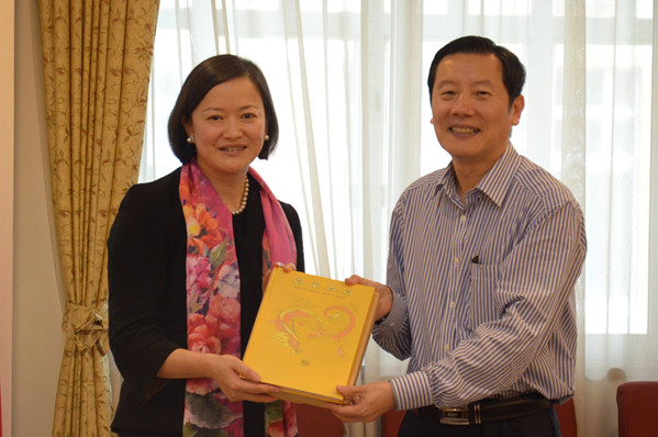 钟怡向方凡泉赠送纪念品 钟怡向方凡泉赠送纪念品