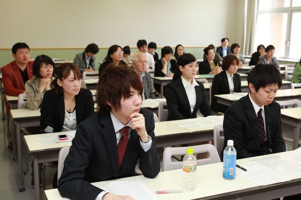 聚精会神的听众 聚精会神的听众