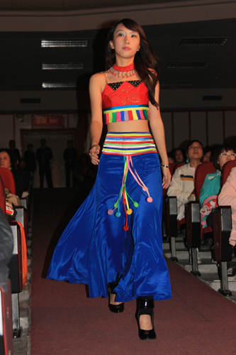 校模特队展示民族服饰