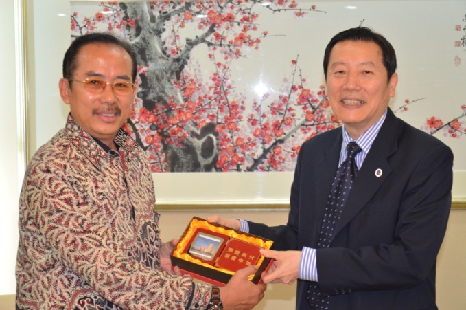 方凡泉副校长向艾迪•尤索夫赠送纪念品 方凡泉副校长向艾迪•尤索夫赠送纪念品