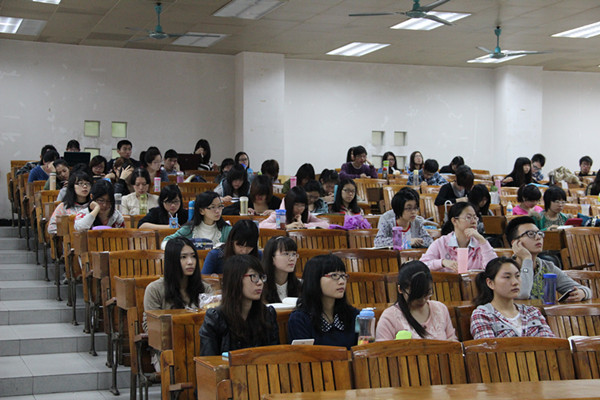 同学们正认真听讲 同学们正认真听讲