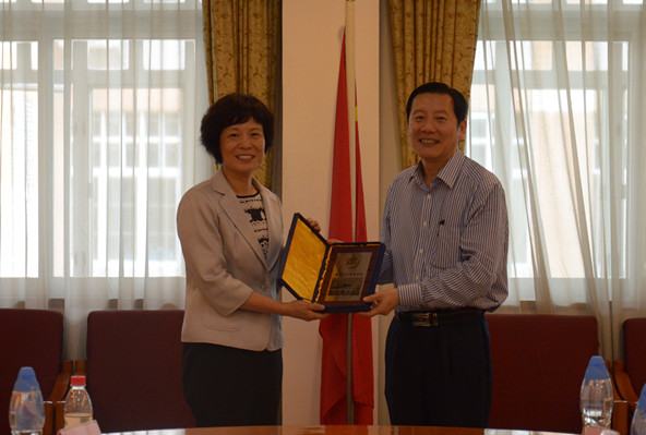 方凡泉向徐婷赠送纪念品 方凡泉向徐婷赠送纪念品