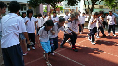 “二人三足” ——“预备,开始!”