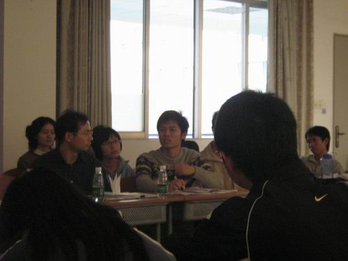 杨副处长在和同学们亲切交流