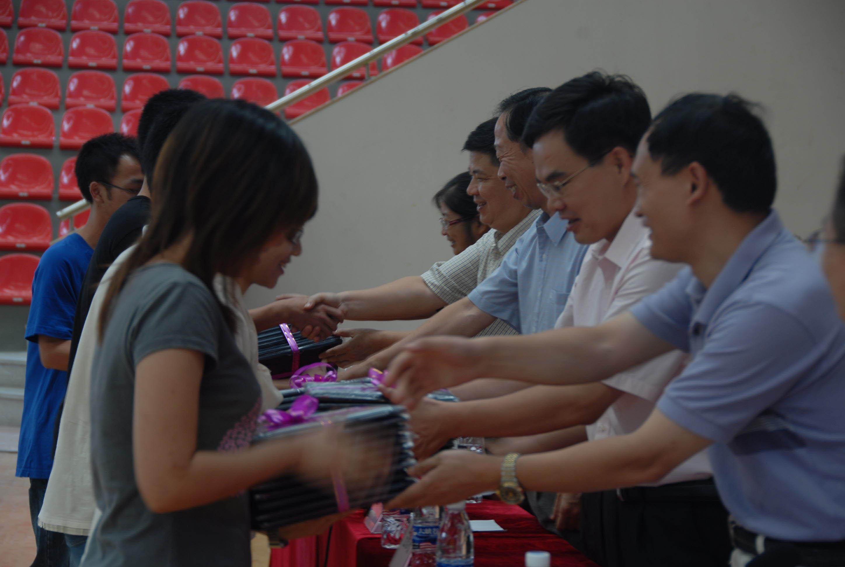 与会领导为毕业生代表颁发证书