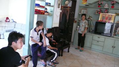 毫仔(前二)的奶奶向我们说着他的爸爸妈妈