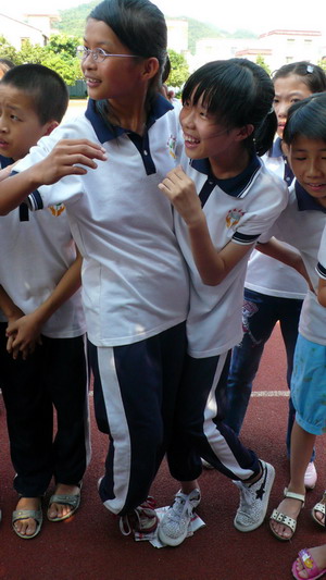 “趣味叠报纸”——小心,快出界了!