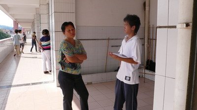 老师和家长交流着孩子的情况