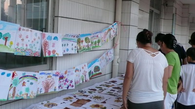 看着自己孩子的劳作,家长们频频点头称赞