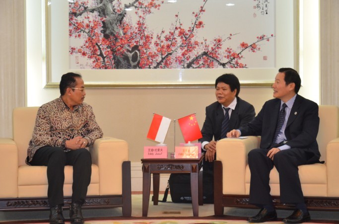 方凡泉与艾迪•尤索夫交谈 方凡泉与艾迪•尤索夫交谈