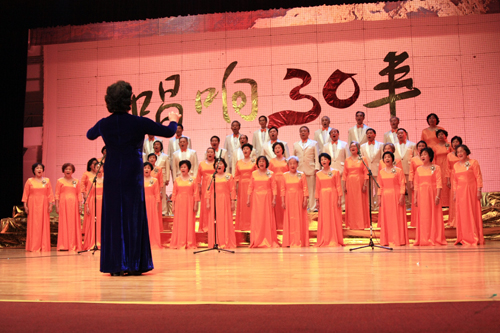 老干部合唱团带来《祝酒歌》