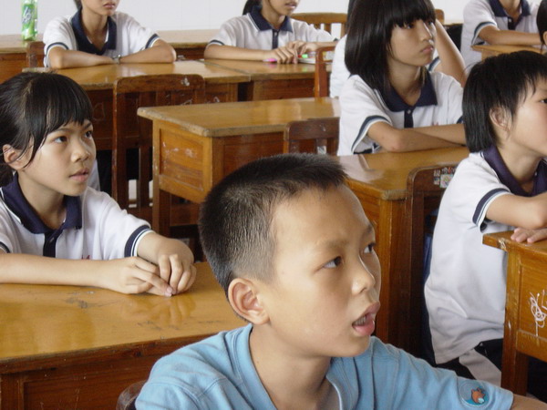 看着这一双双纯真却又充满期待的眼睛,即使再累,我们也有前进的动力!