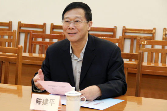 陈建平介绍学校情况 陈建平介绍学校情况