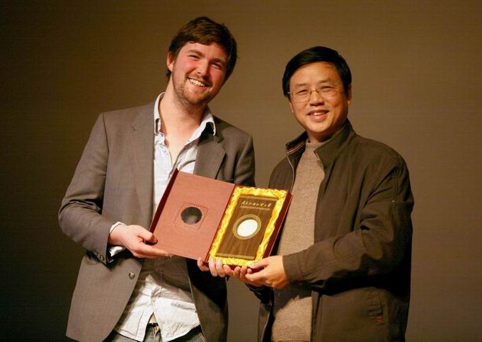 李于昆向芬雷先生颁发纪念证书