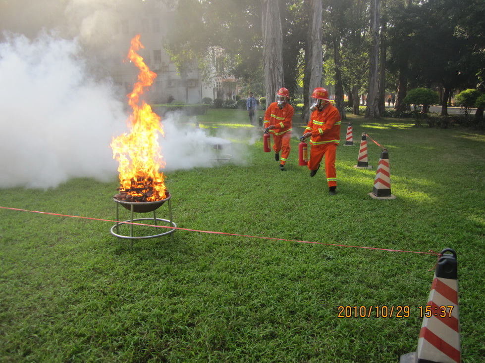 亚运安保志愿者进行消防演练