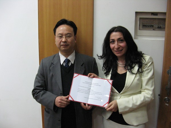 唐小松教授为Gaya颁发聘书