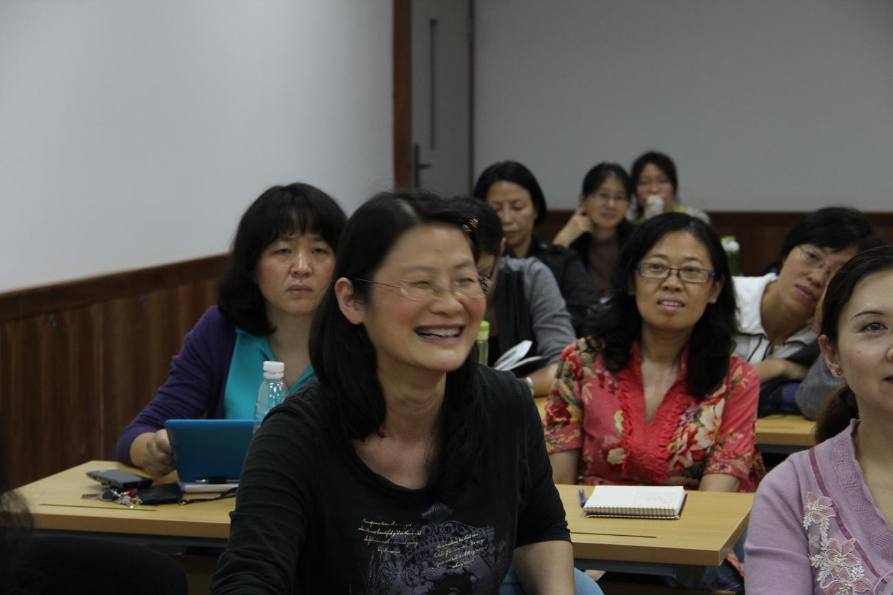 与教师现场交流教学经验 与教师现场交流教学经验