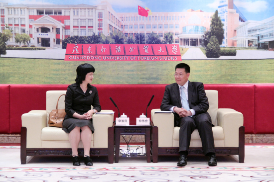 仲伟合与李渝凤亲切交谈 仲伟合与李渝凤亲切交谈