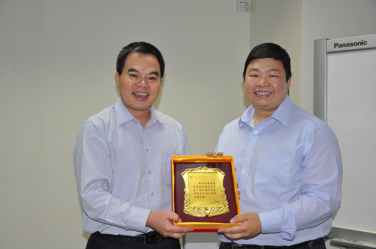 植秀聪代表学校赠送礼品 植秀聪代表学校赠送礼品