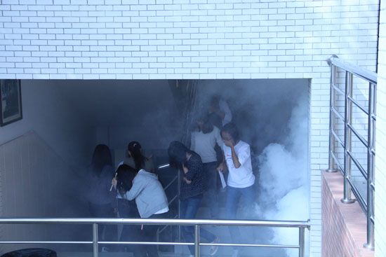 同学们在烟雾中紧急疏散 同学们在烟雾中紧急疏散