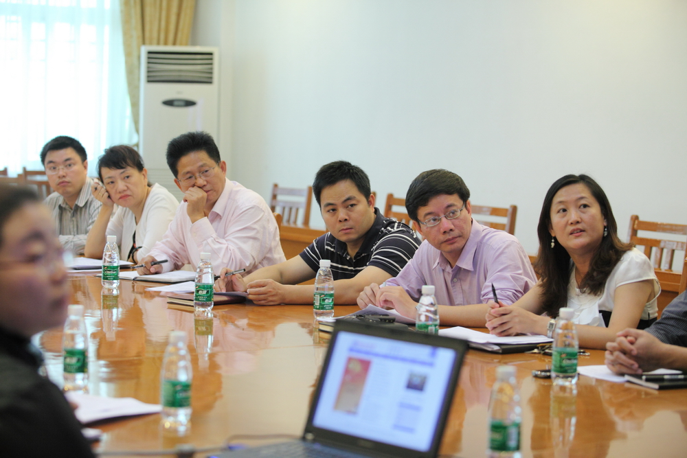 与会人员观看改版主页演示 与会人员观看改版主页演示