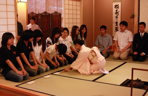 学生体验茶道