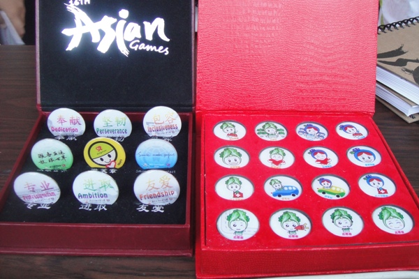 我校亚运志愿服务徽章(左)与上海二工大世博志愿者徽章(右)