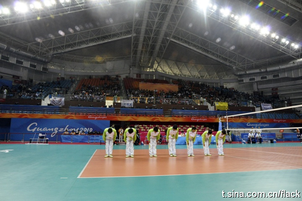 感动于鞠躬时的热烈掌声