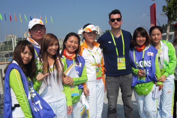 我校志愿者与工作人员合影