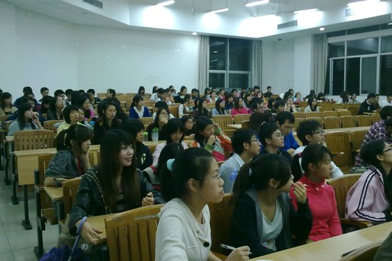 志愿者聚精会神