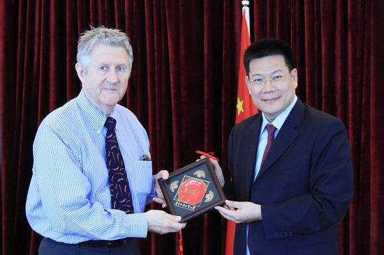 仲伟合校长向John Belcher赠送纪念品 仲伟合校长向John Belcher赠送纪念品